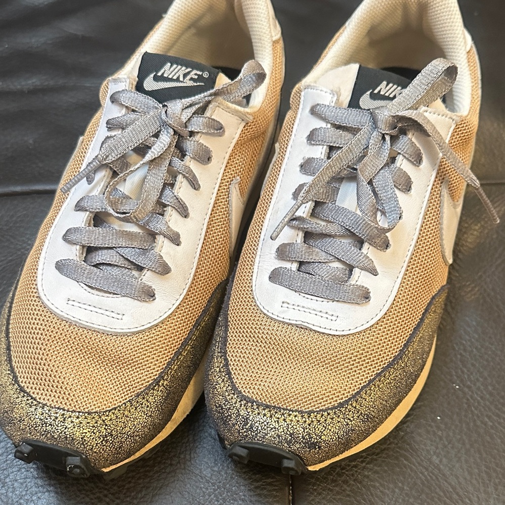 Nike Daybreak "Golden Gals" sneakers with twine and white colorway - size 9